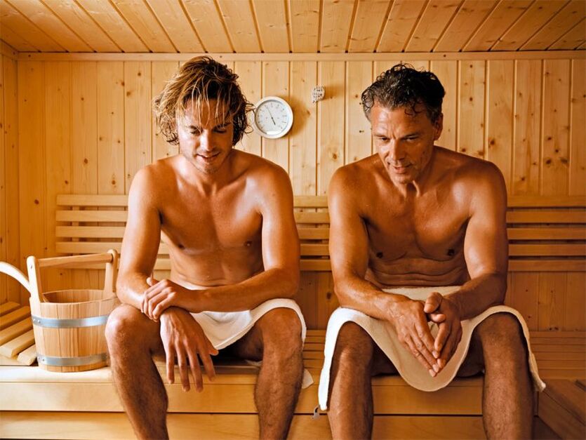 Gli uomini vanno in sauna per curare la prostatite